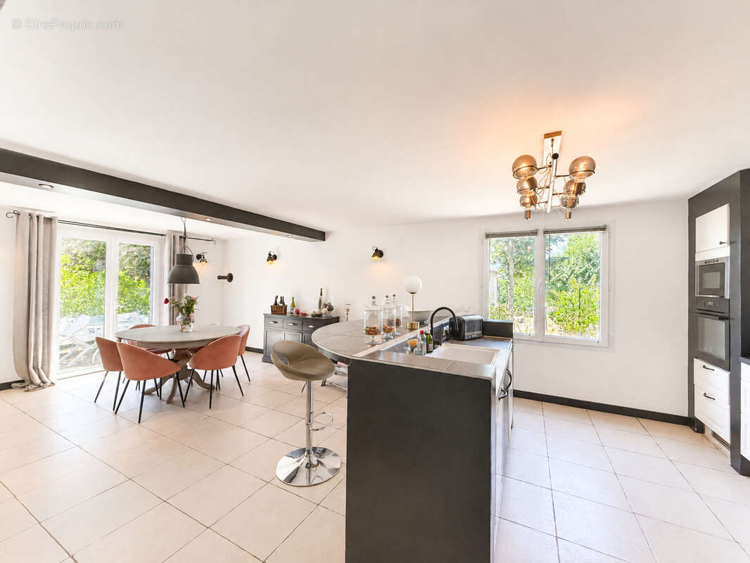 Villa traditionnelle 186 m2 habitables sur 962 m2 de terrain avec garage à Saint-Clair-Du-Rhône - photo 8
