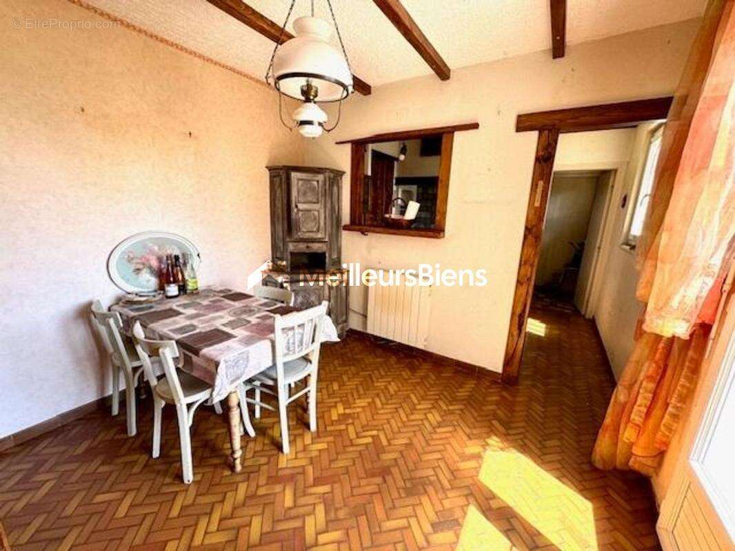 Proche commerces et écoles - Très belle maison sur 1947 m2 de terrain - photo 8