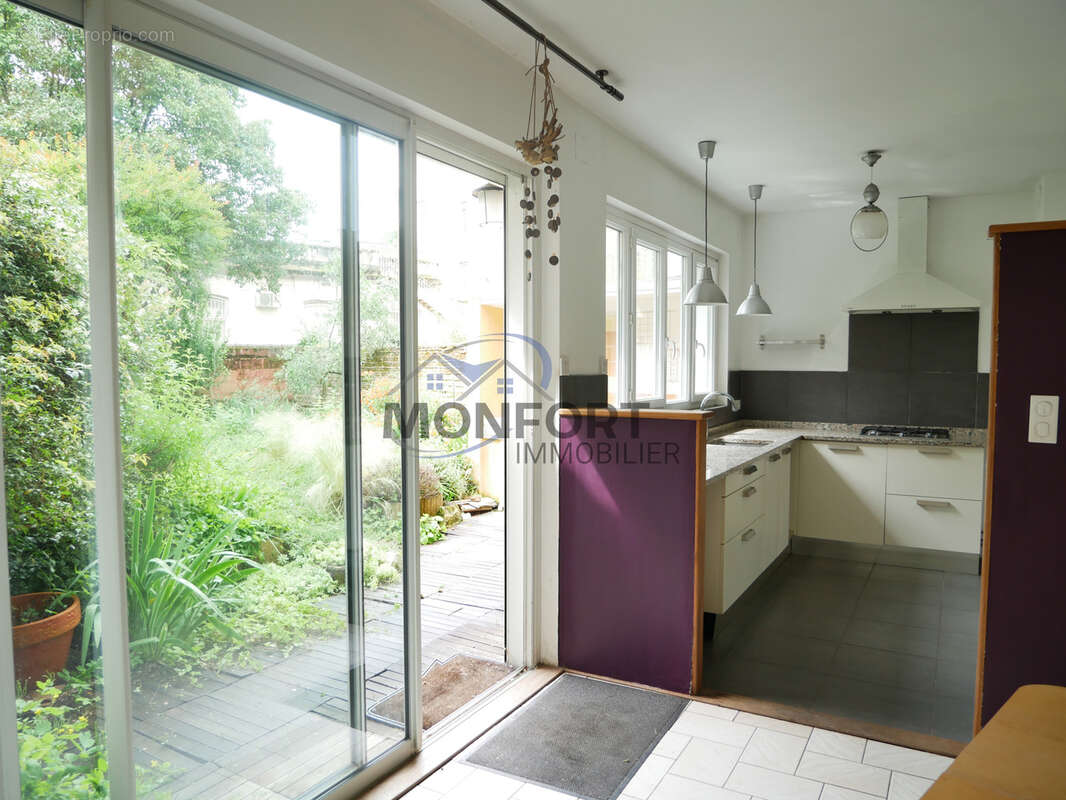 Maison de ville en pierre rénovée   5 chambres (ou 4 + bureau), jardin avec cuisine d’été   157 m2 - photo 3