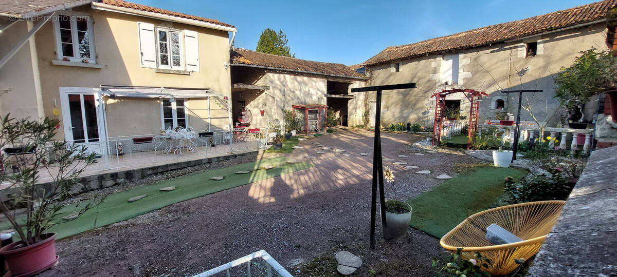 Maison à MONTS-SUR-GUESNES