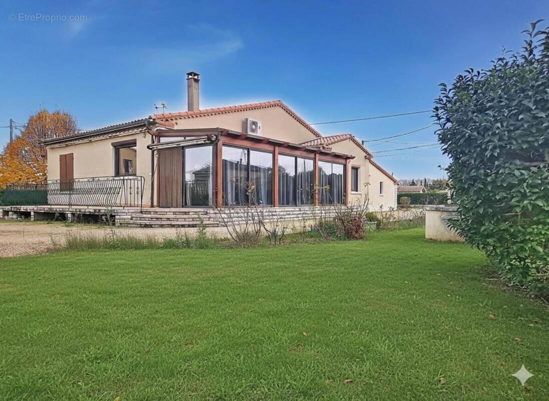 Photo 1 - Maison à VILLENEUVE-LA-COMPTAL