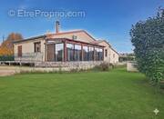 Photo 1 - Maison à VILLENEUVE-LA-COMPTAL