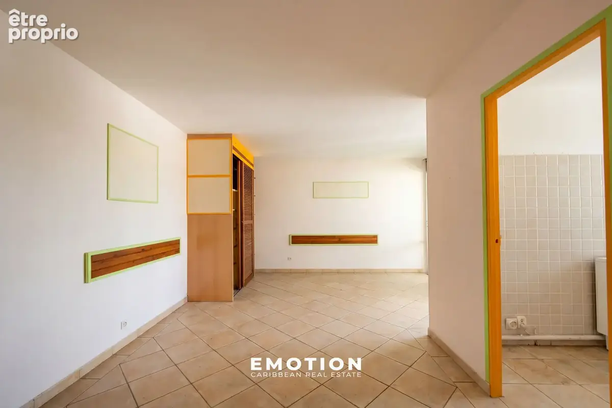 Appartement T2   53,48 m2, vue marina et mer + grand box fermé de 15 m2 + une cave de 4,5 m2 - Marina du Gosie - photo 4