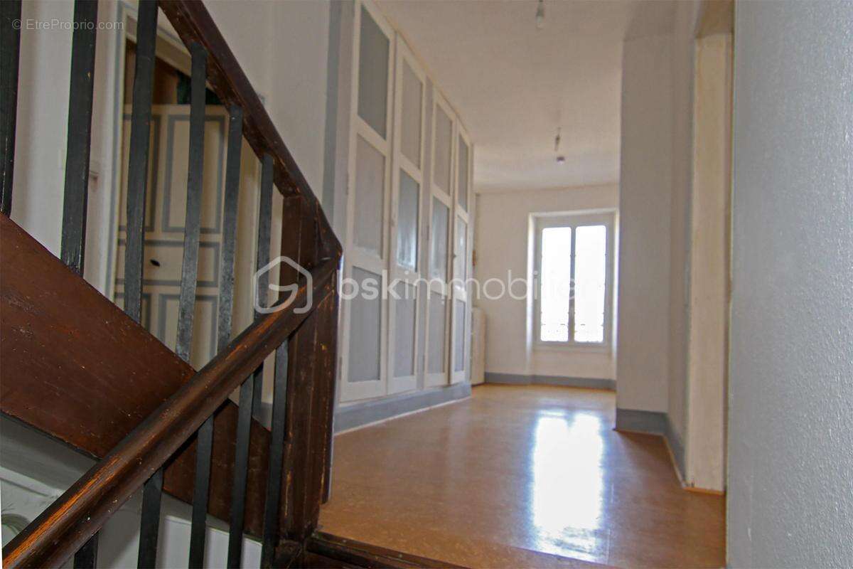 Au cœur de Saint-Clar, un immeuble aux volumes généreux et au fort potentiel - photo 4