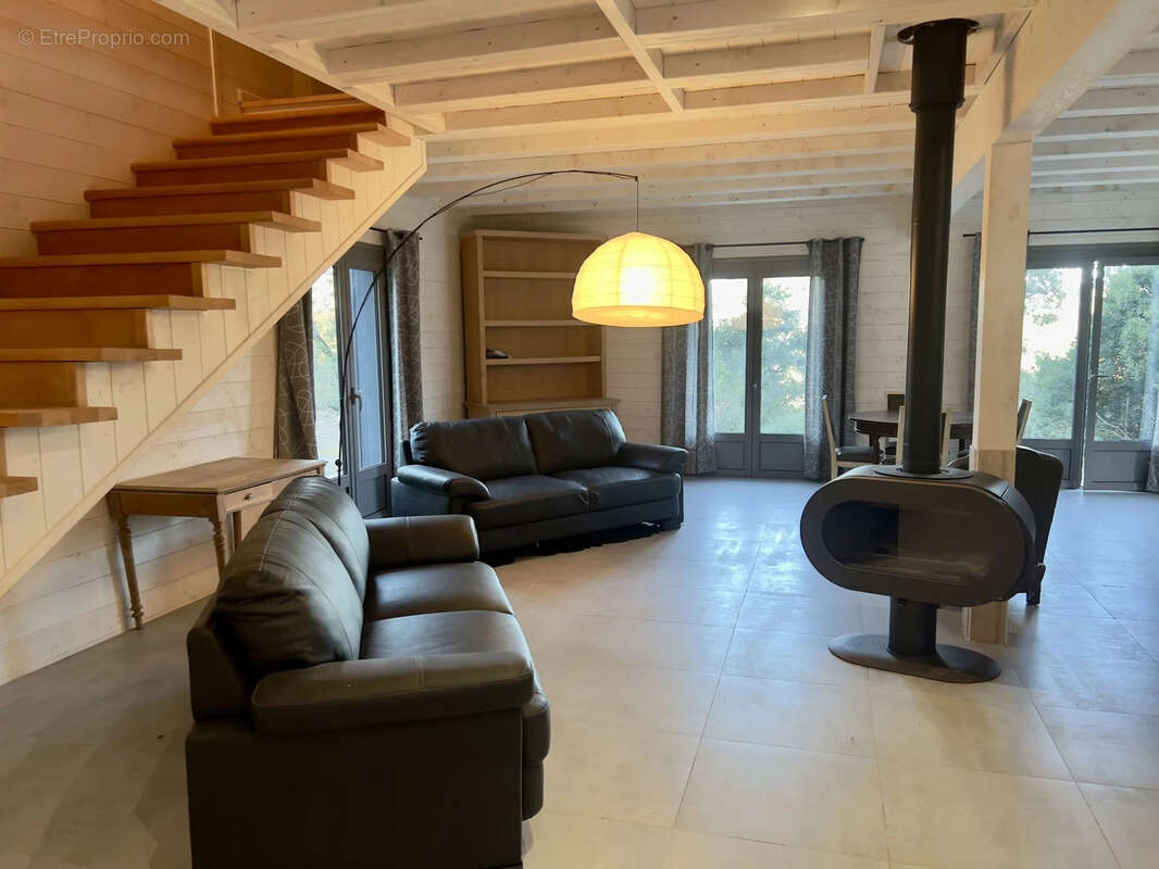 Bastide provençale de 230 m2 . En pleine nature à Châteauvert , Terrain de 1 hectare avec vue panoramique - photo 3