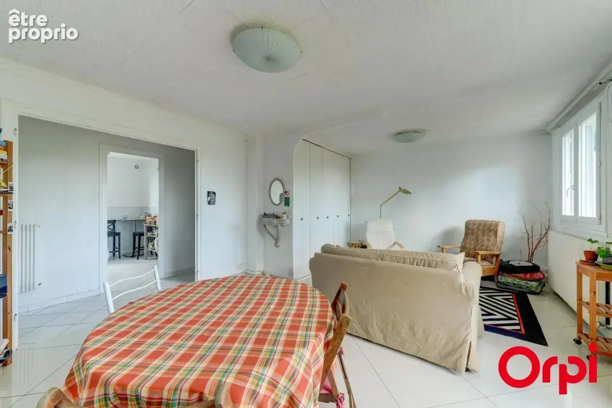 Appartement type T3/T4 vendu loué de plus de 63 m2 avec balcon à Bron Marne/Pagère - photo 6
