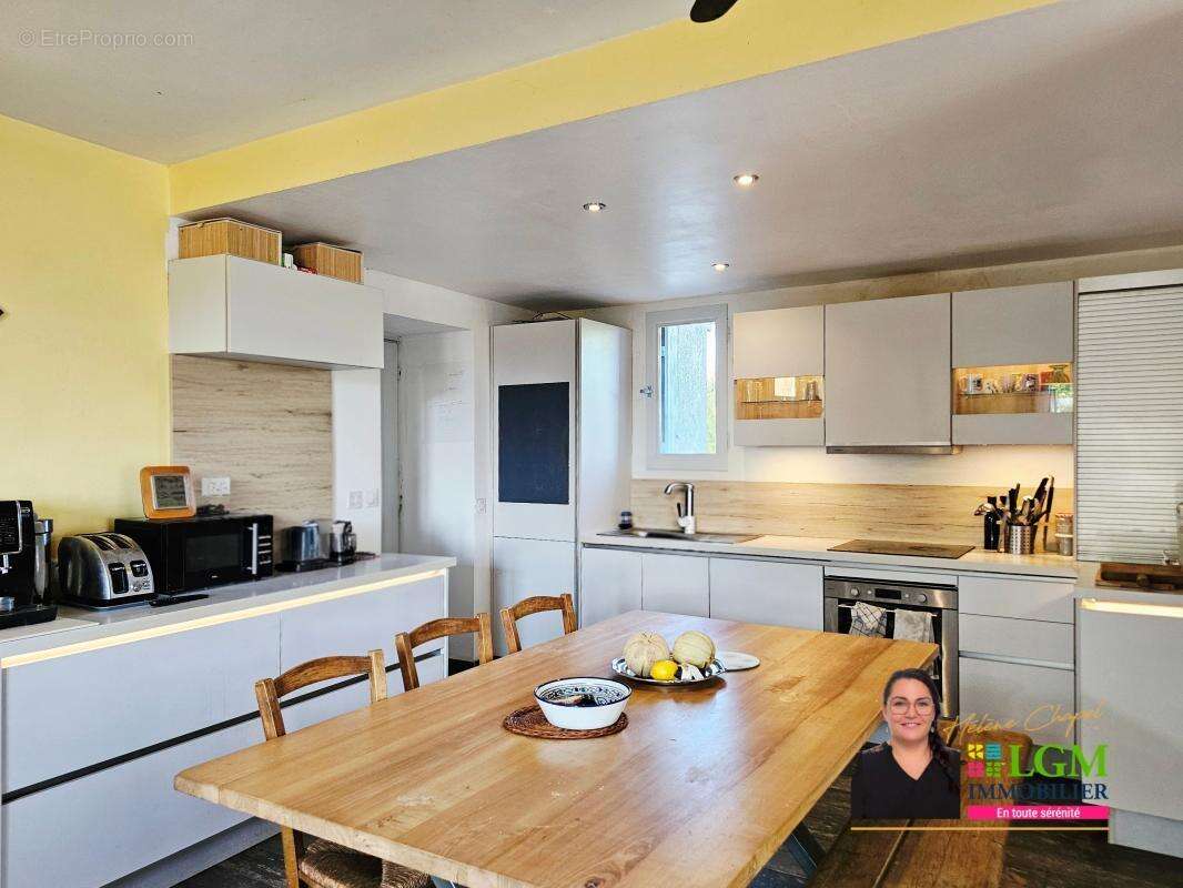 Maison rénovée + dépendance + grand terrain et potentiel : une belle opportunité ! - photo 5