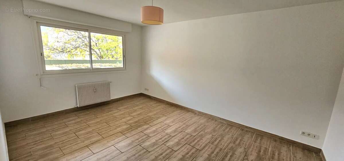 Appartement à SOLLIES-PONT