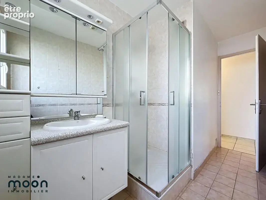 Oullins - Glacière T3/4 lumineux rénové 68m² + parking + cave 225 000€ - photo 10