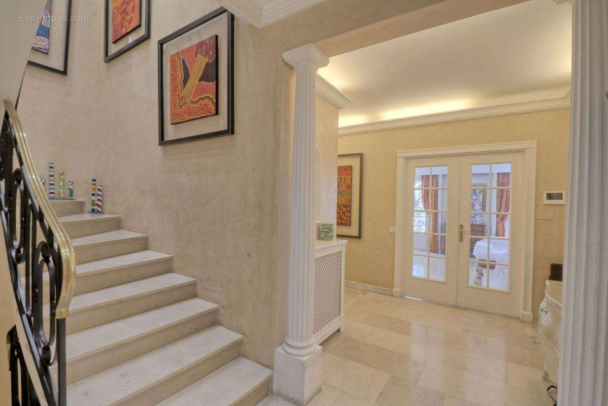 Superbe Maison de Maître avec Piscine et un Sublime Jardin Luxuriant !!! - photo 8