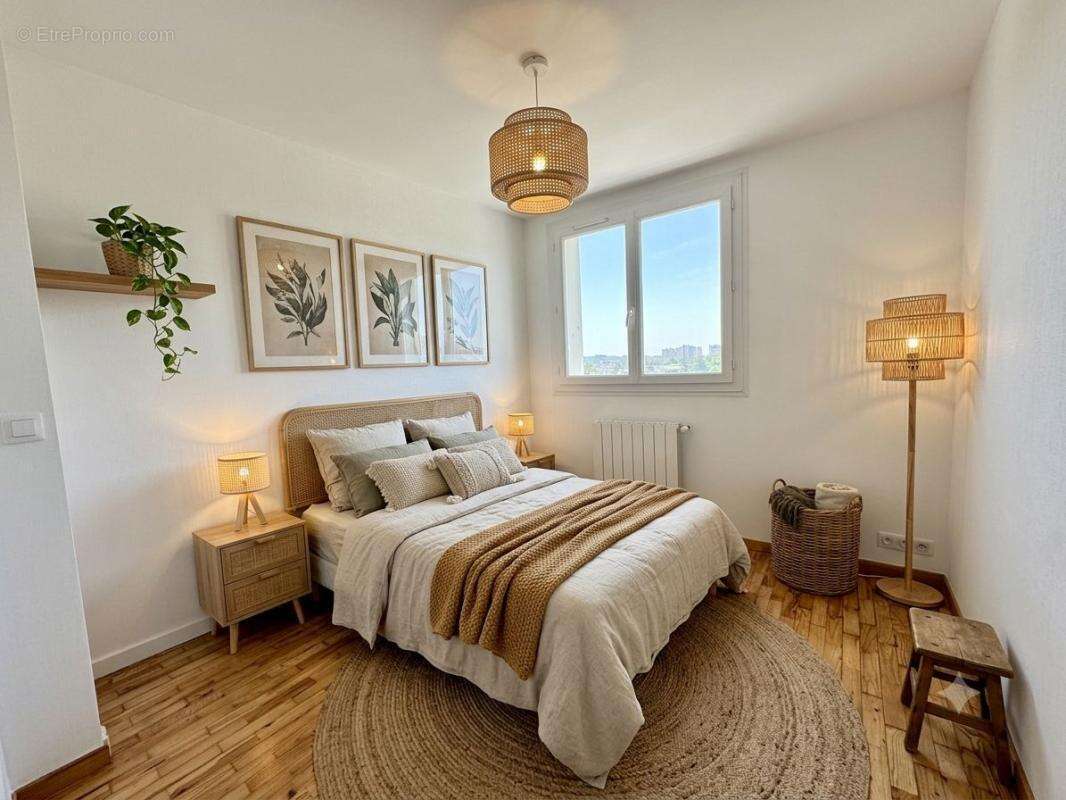 T4 rénové de 82 m² – Dernier étage, vue dégagée, ascenseur et garage - photo 12