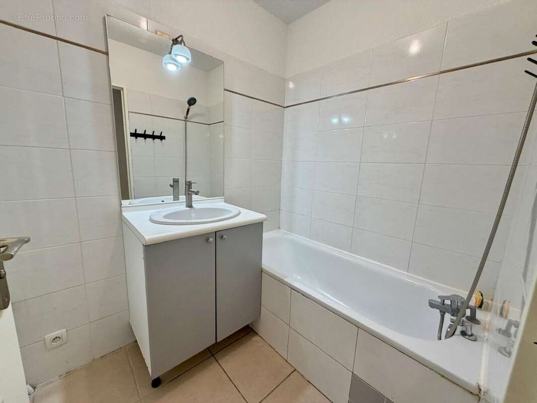 Agde centre-ville  appartement t3 de 60,66 m² avec ascenseur - photo 8