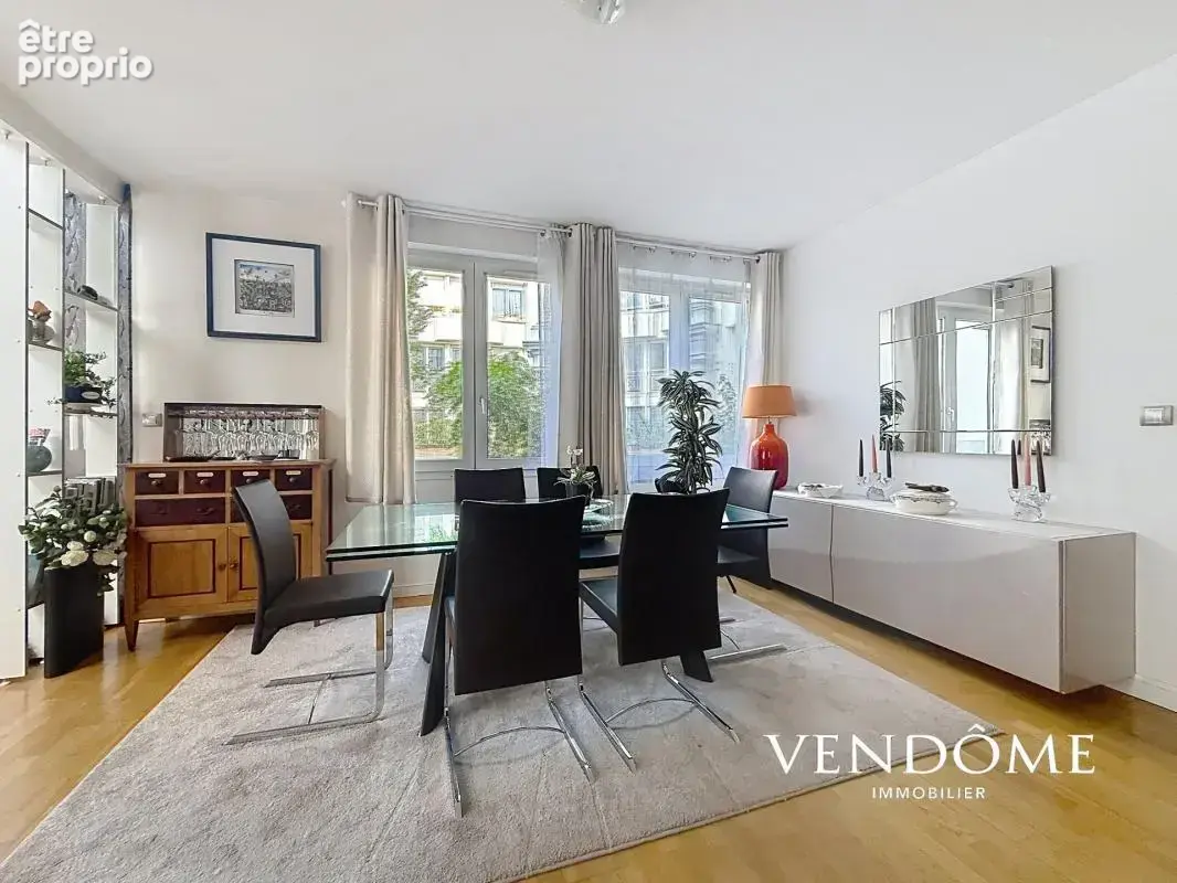 Lille, RUE ROYALE - Appartement 120 m² - 2 Chambres - Parking - photo 3