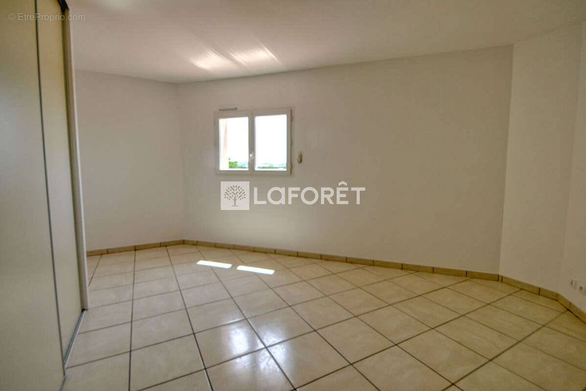 A vendre maison avec piscine et environnement paysage a 3 min de l'autoroute - photo 8