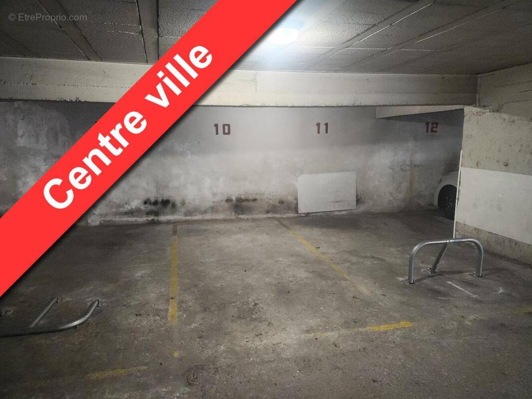   - Parking à ANTIBES