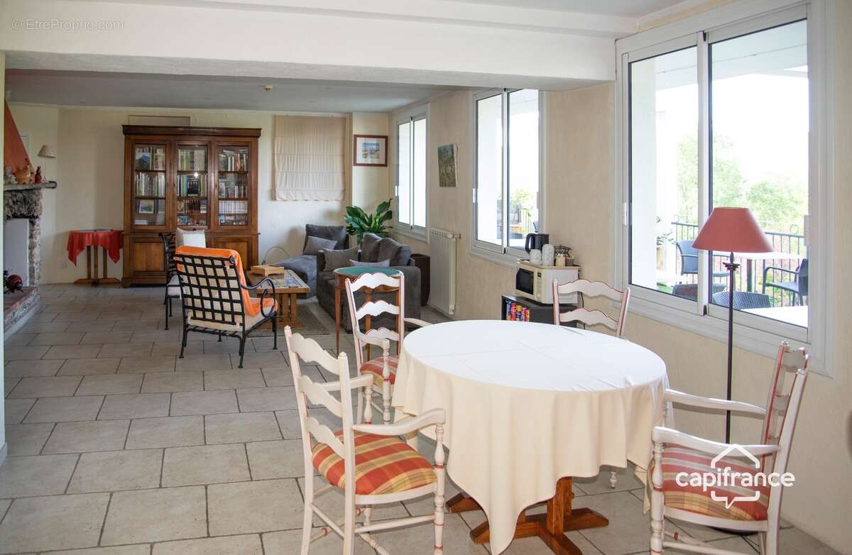 Maison d'hôtes de charme avec piscine à vendre à BAGNOLS EN FORET (83) - photo 8