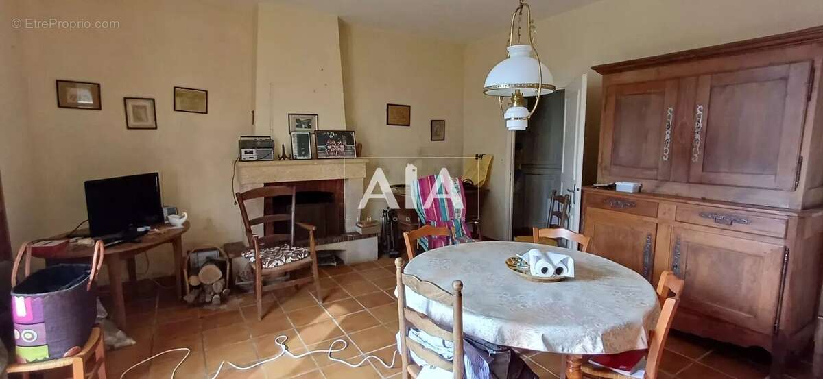 Maison à LES ADJOTS