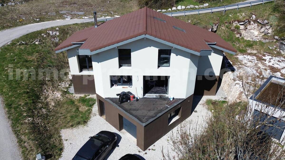 Maison_Cruseilles_grand_espace_proche_ecole_genève_frontière_suisse_ceva_bus_commerces_lumineux_calme_piscine_terrasse_extérieur_séjour_salon_cuisine_chambre_1_2_3_4_salle_de_bains_jardin_terrain_ - Maison à CRUSEILLES