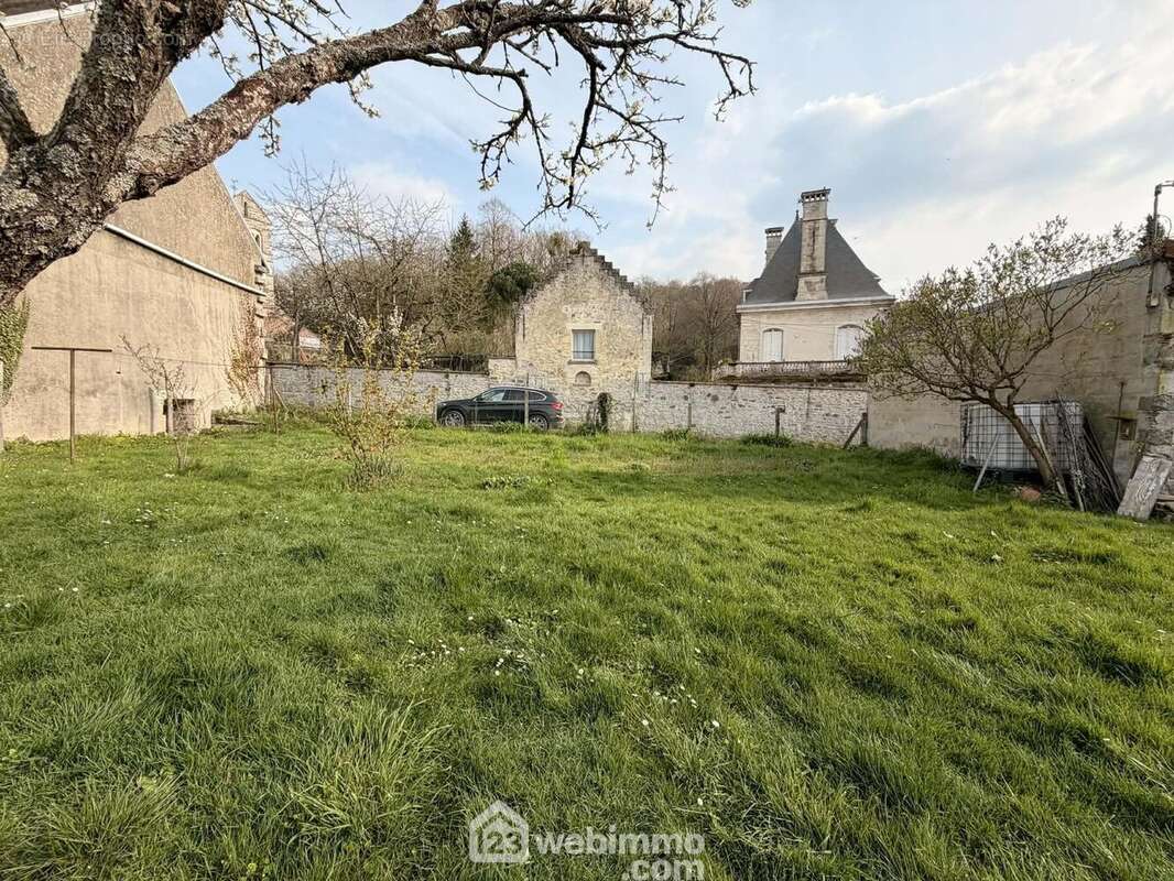 Erigée sur un terrain entièrement clos de 750 m² - Maison à URCEL