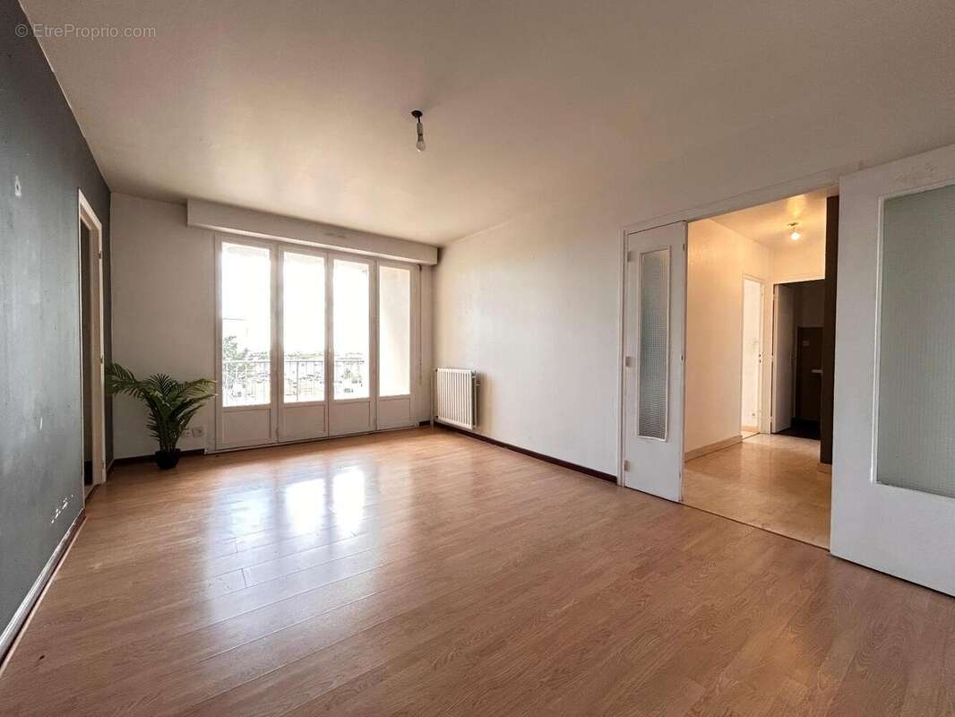   - Appartement à DECINES-CHARPIEU