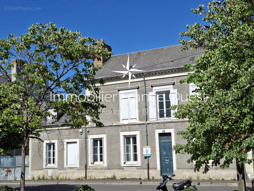 Belle demeure au cœur du centre historique de La Flèche - photo 1
