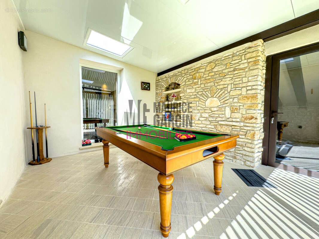 Maison à LA ROQUE-SUR-PERNES