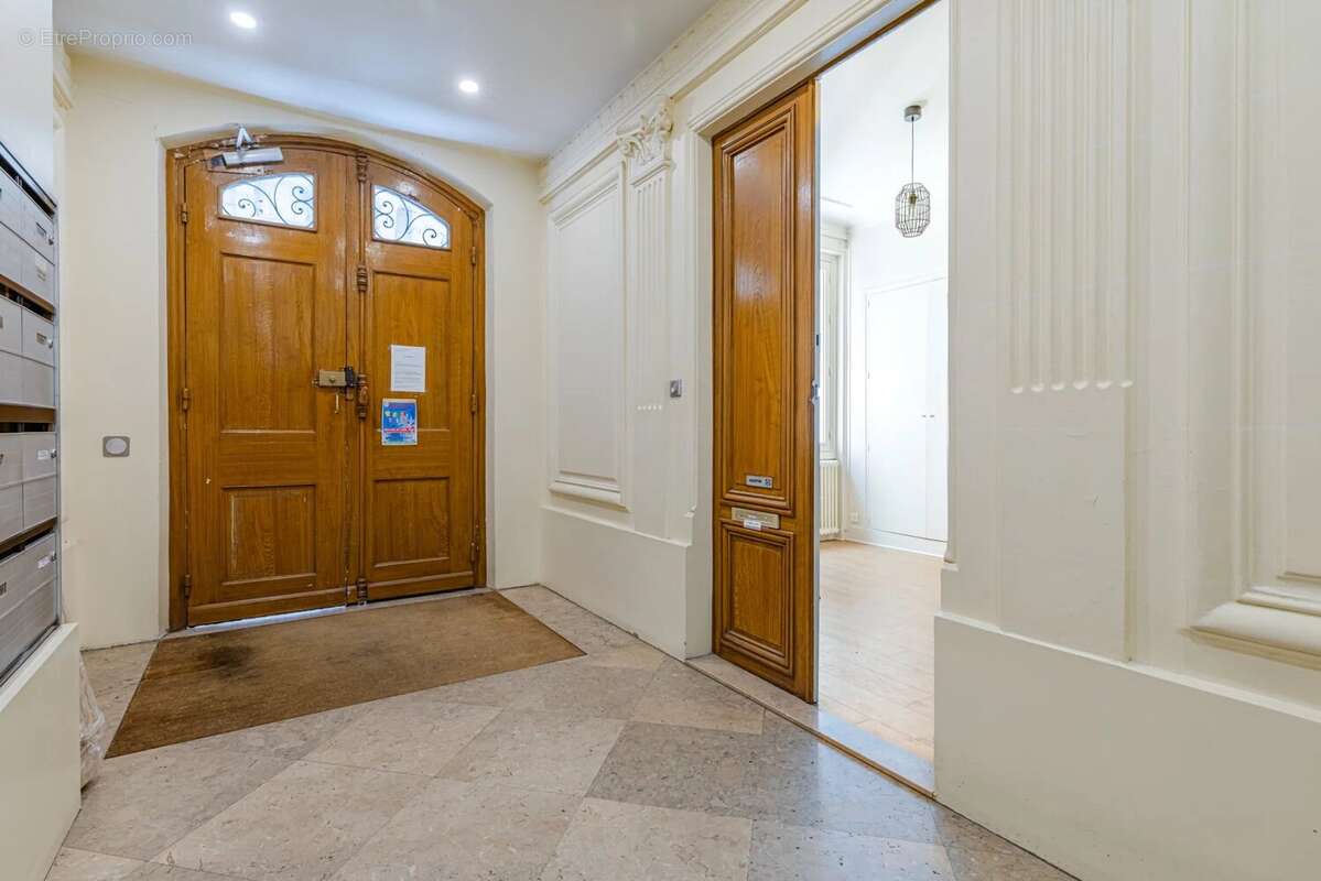 75017 - rue faraday - studio - belle hauteur sous plafond - photo 5