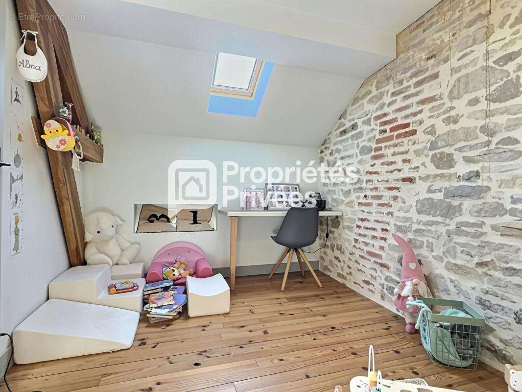 Maison T6/7 d'env. 165m² située au calme avec 4/5 ch., 2 garages fermés et piscine sur PERIGUEUX (24000) - photo 12