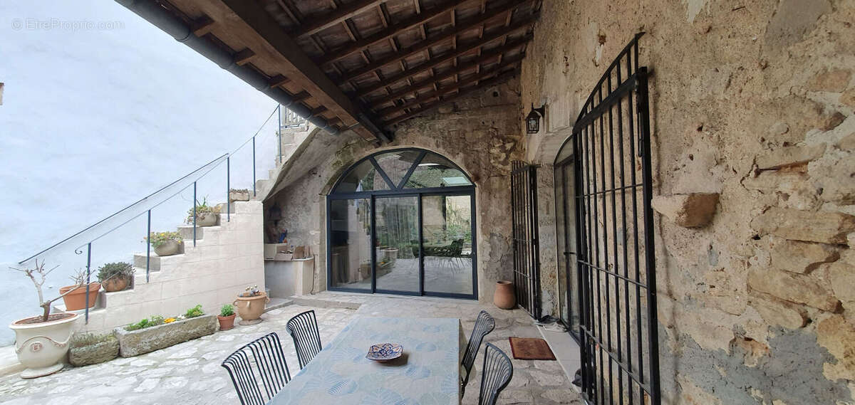 Sommieres a 10 mn maison ancienne avec cour et garage - photo 7