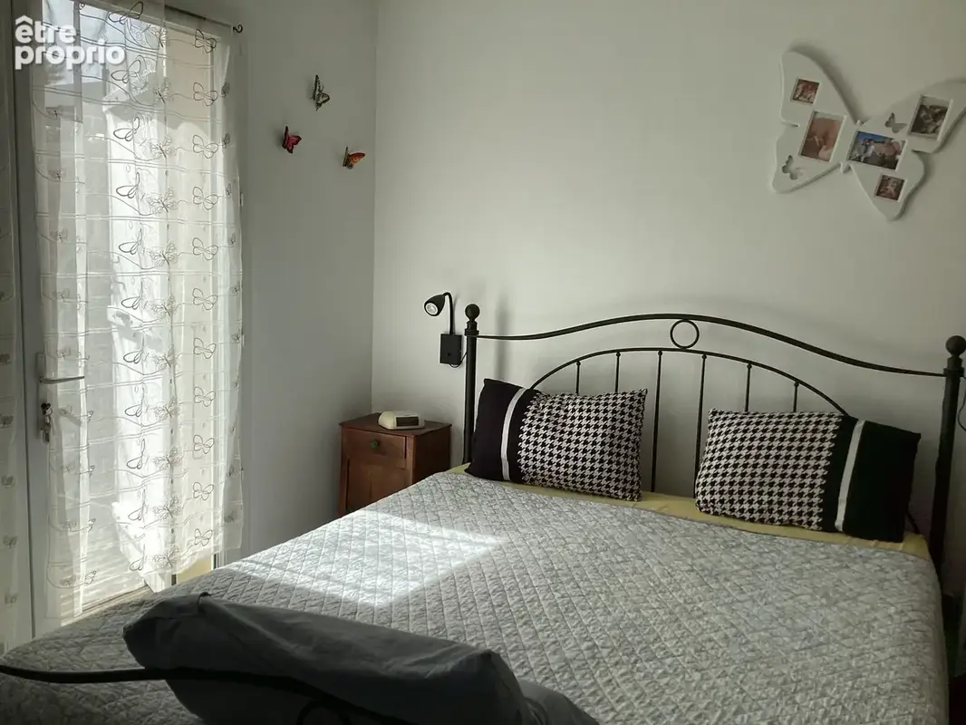 CHAMBRE DU RDC OUVRANT SUR TERRASSE