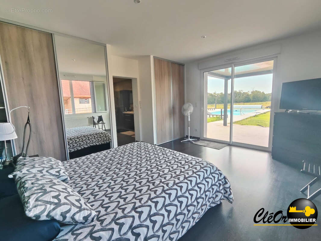 Maison 190 m² à La Chapelle-Saint-Sauveur  - photo 7