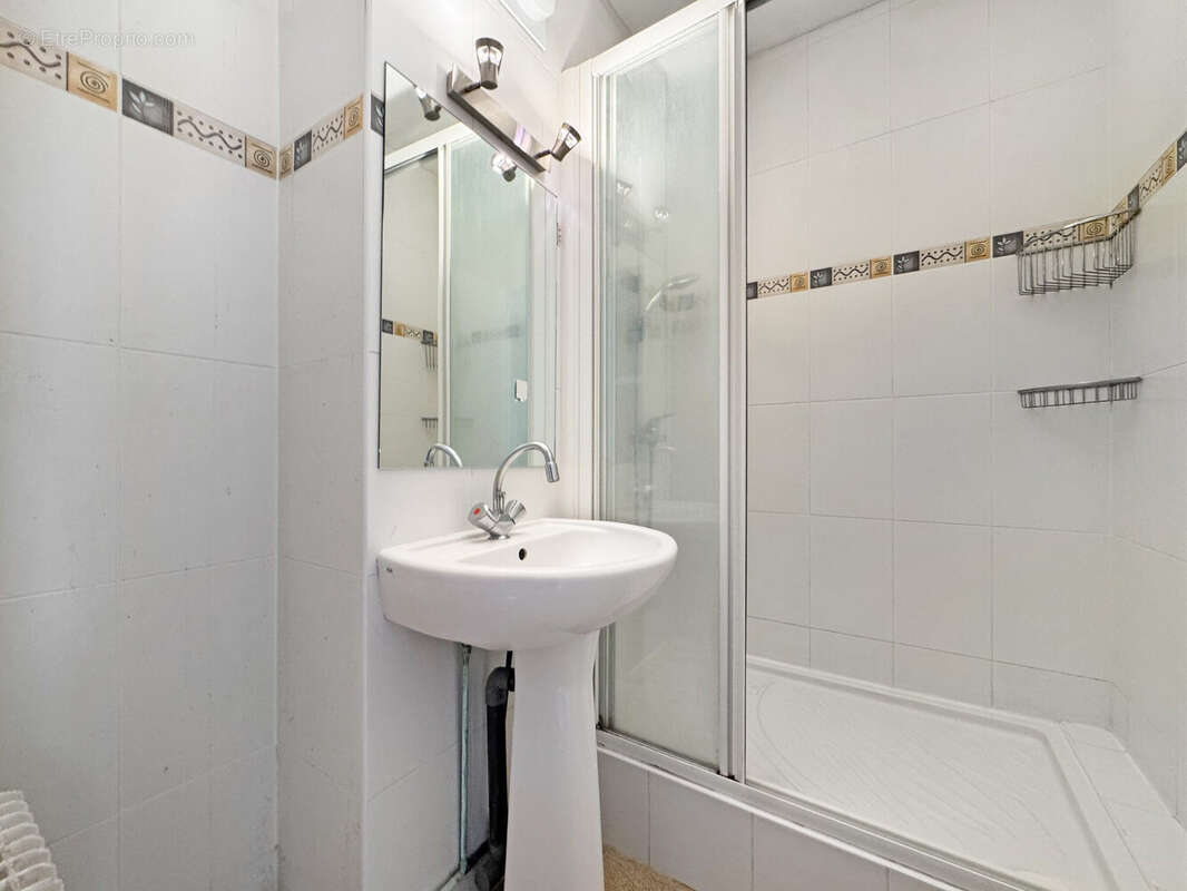 Salle d&#039;eau - Appartement à LYON-9E