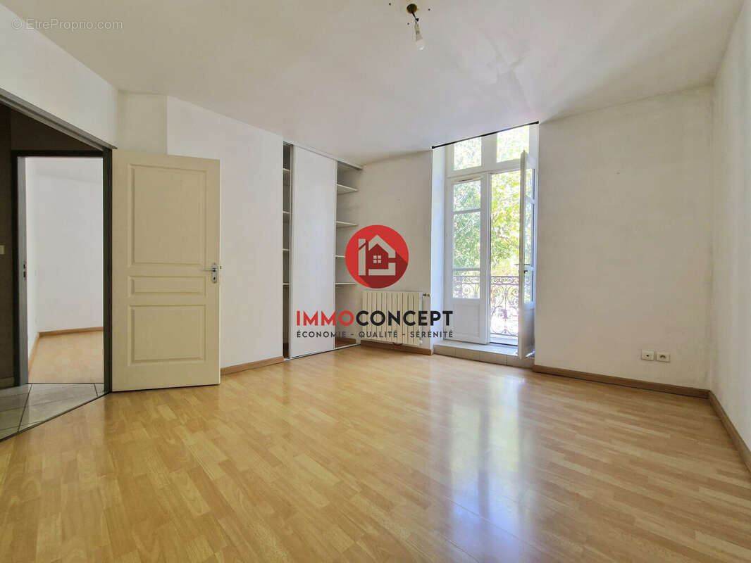 Appartement à BAGNOLS-SUR-CEZE