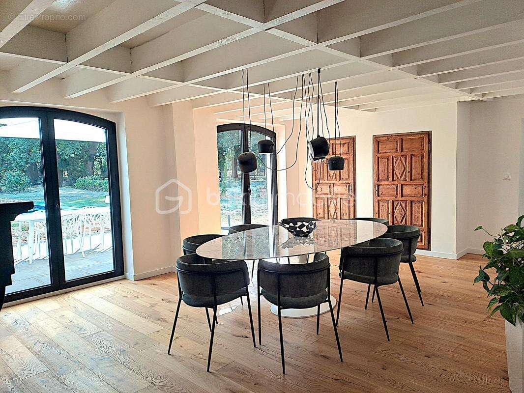 Propriete avec parc, dependance et piscine - photo 23