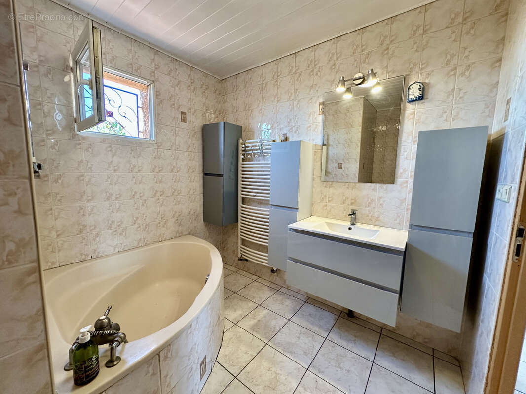 St Gilles (30): Grande Villa T5 de 117 m2 sur 253 m2 de terrain avec garage et deux parkings - photo 9