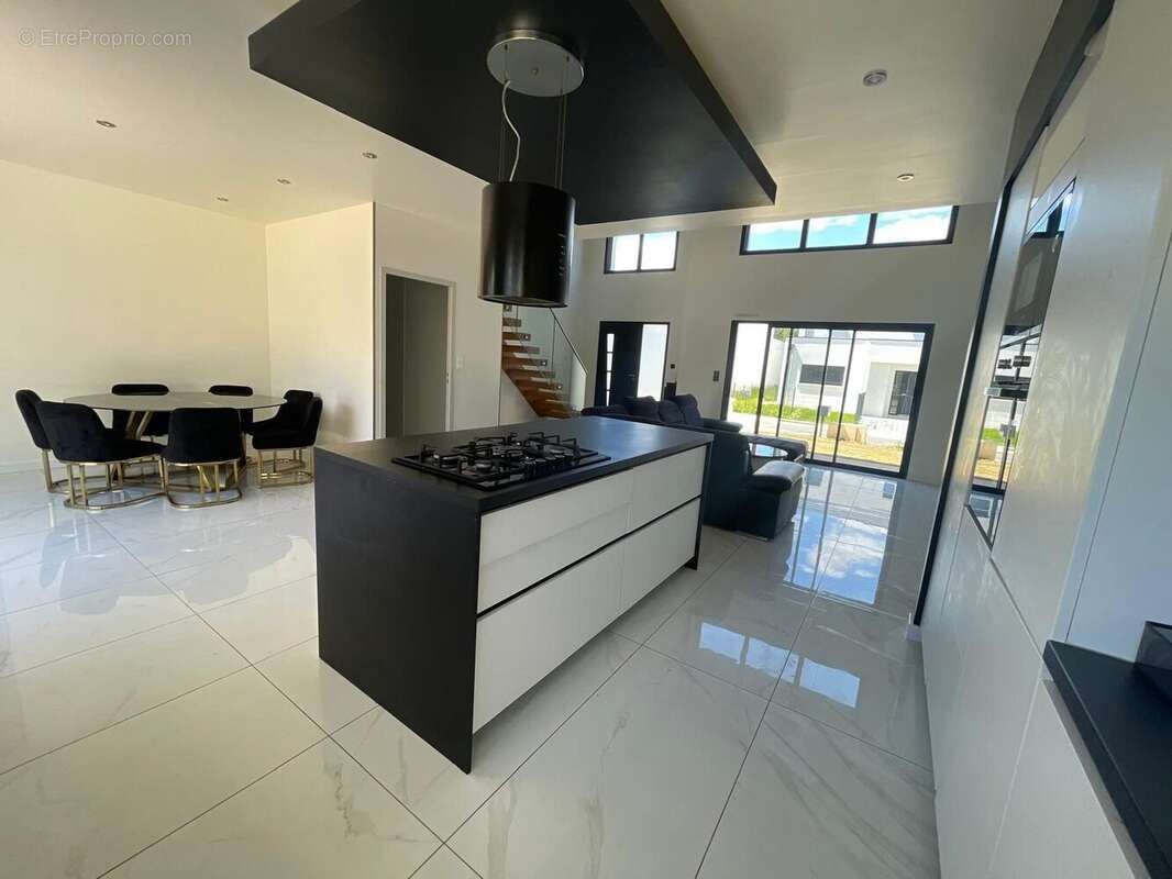 Maison 165 m² à Saint-Erblon  - photo 6