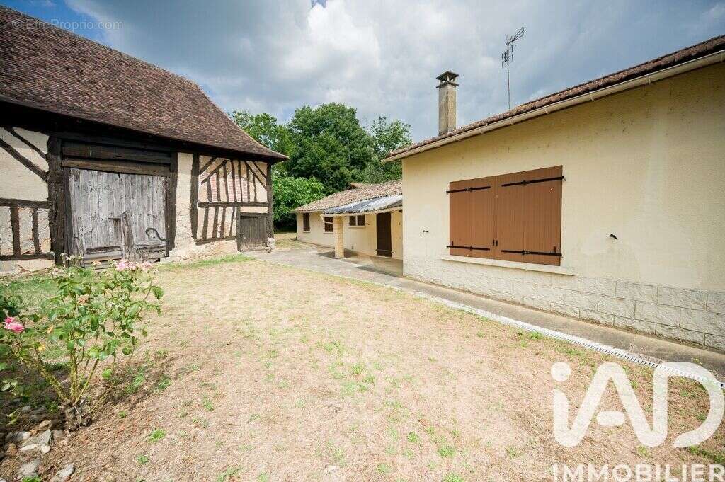Maison 107 m² à Saint-Martial-D'artenset  - photo 2