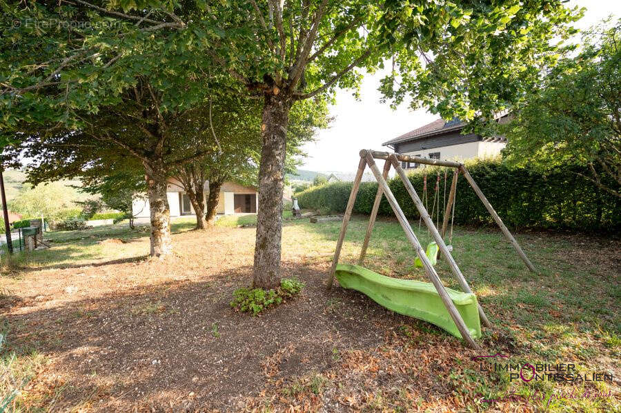 Maison LONGEVILLES-MONT-D' OR SUR 953 M2 de terrain arboré. - photo 9