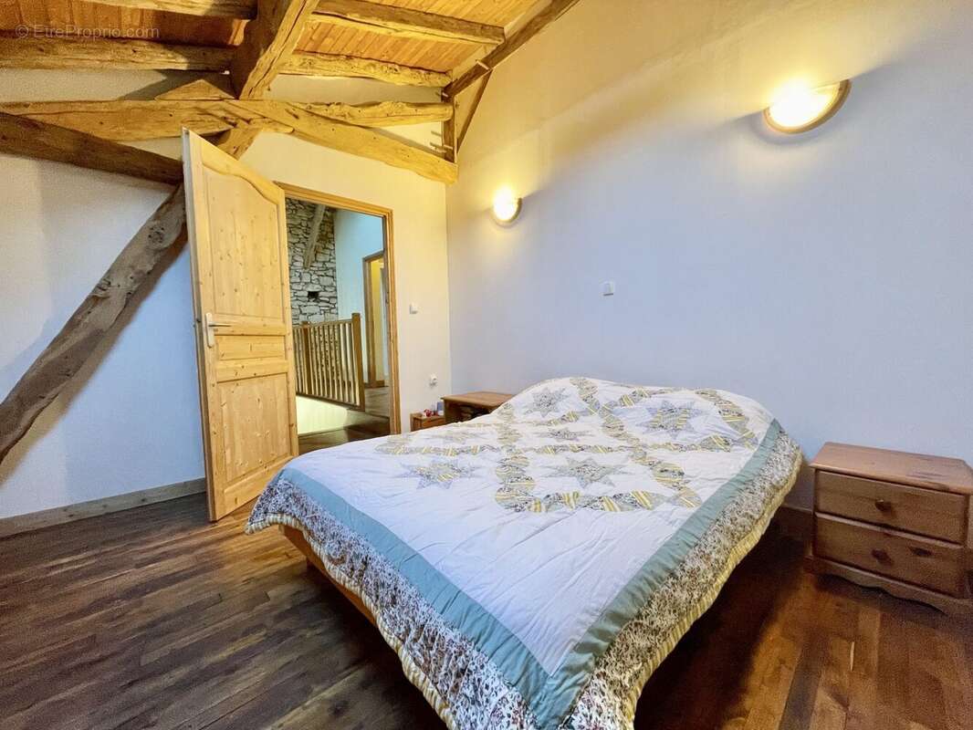 Maison à MAUZAC-ET-GRAND-CASTANG