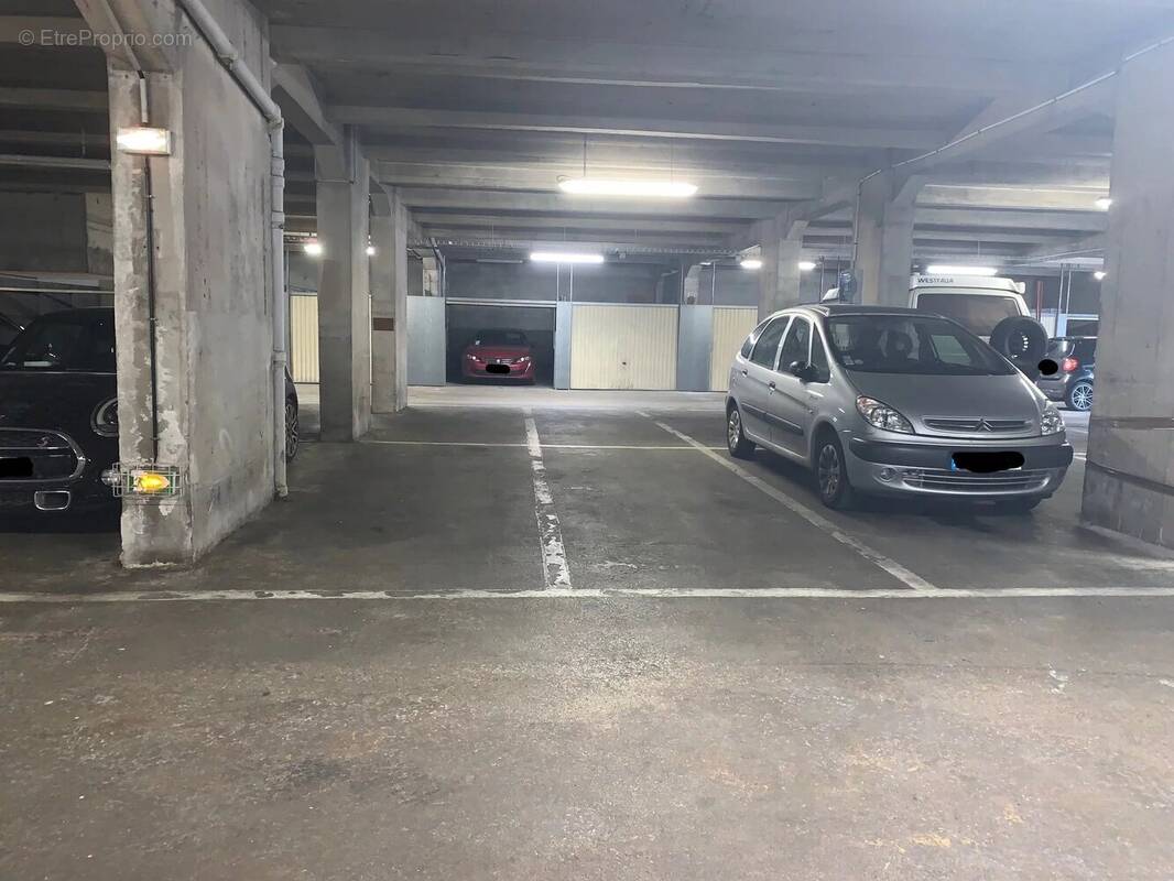 Parking à PARIS-16E