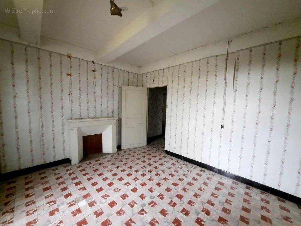 Commerce à CAMARET-SUR-AIGUES