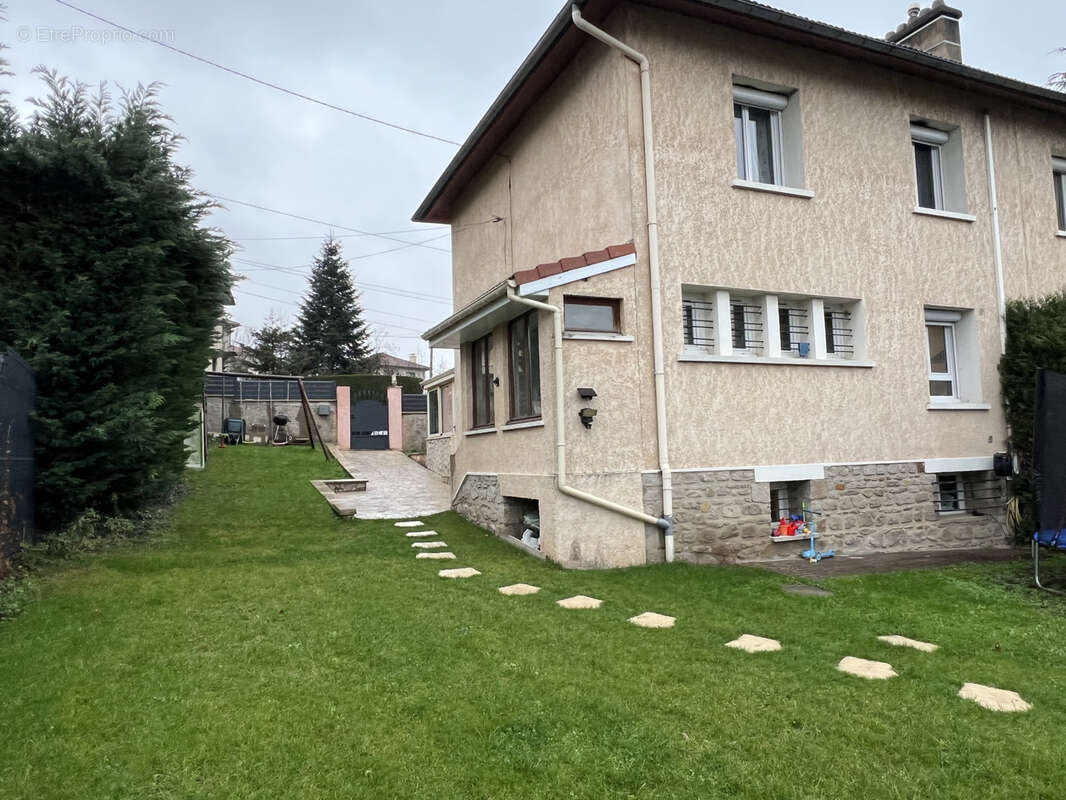 Maison à LE CHAMBON-FEUGEROLLES