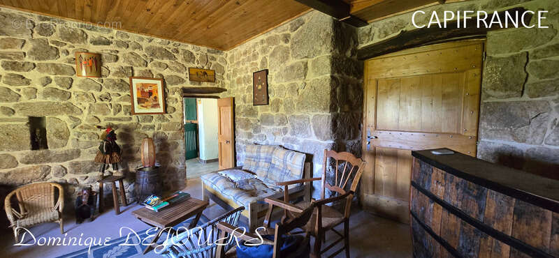 Maison à SAINT-MICHEL-DE-CHABRILLANOUX