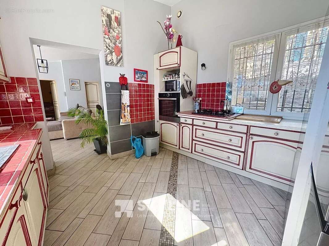 Maison à SAINT-MITRE-LES-REMPARTS