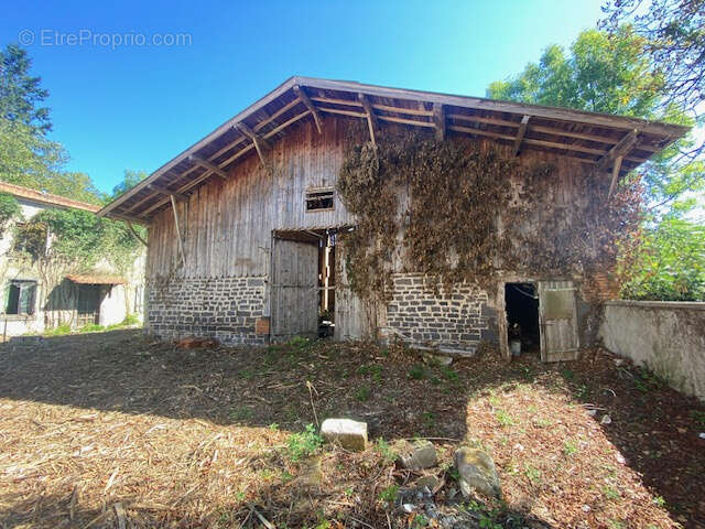 Maison à restaurer avec dépendances sur terrain de 1000 M2 - photo 3