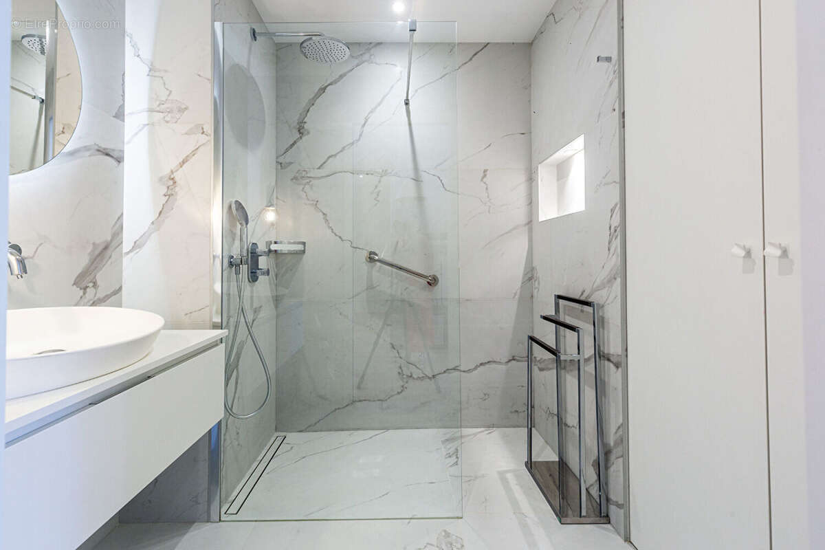Agence immobiliere laforet - exclusivite - "pétunia" - annecy hyper-centre - appartement t3 de 63,03m² - balcons - cave - grenie - photo 8