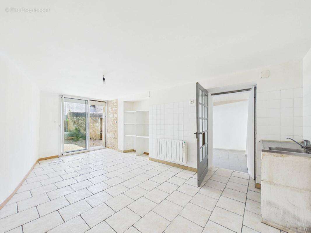 Maison de 165 m 2  à Mirebeau , 4 chambres, cour, garage, caves - photo 5