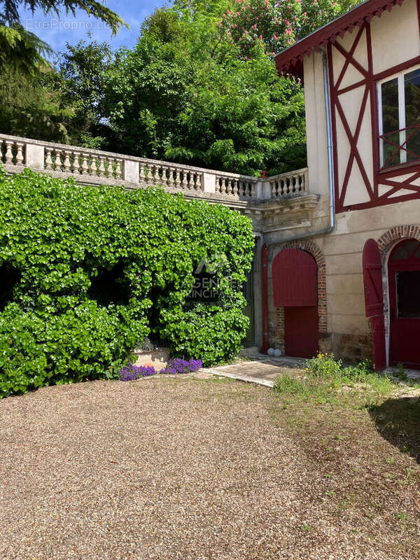 Maison à LE MESNIL-LE-ROI