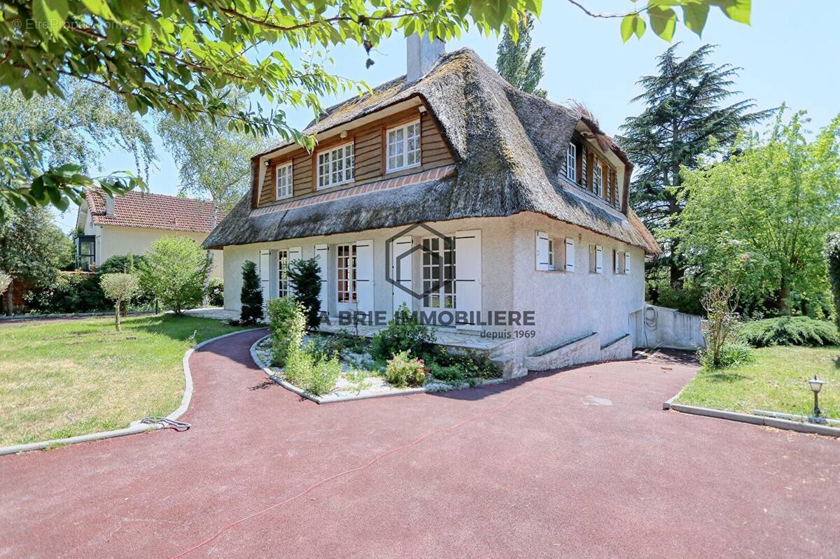 Maison à MANDRES-LES-ROSES