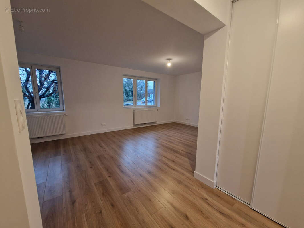 F3 entièrement rénové avec loggia et cave - photo 3